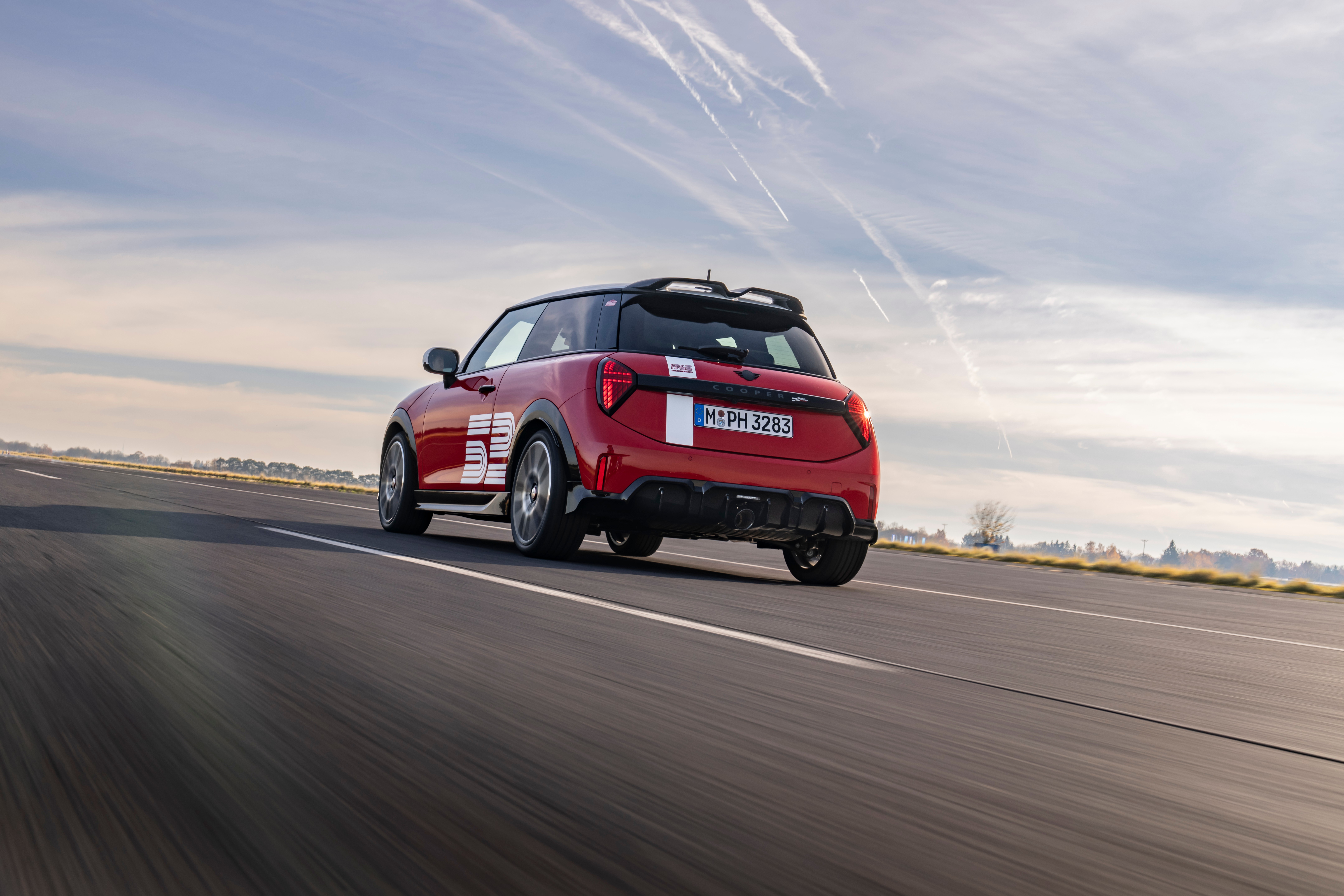 Vista traseira do MINI Victory Edition a circular na estrada